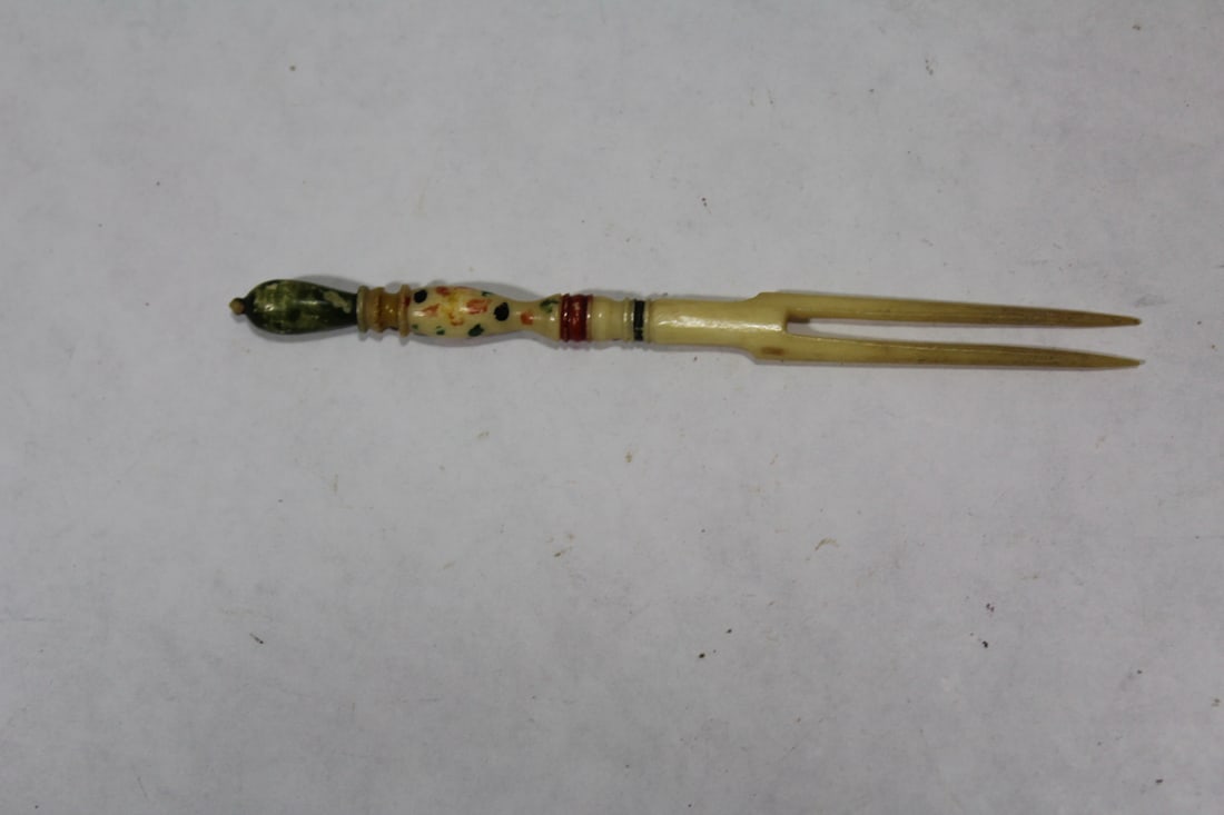 A Polychrome Horn Fork: small size= 4 3/4" long