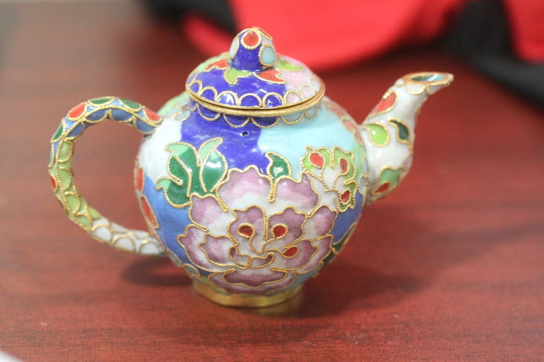 A Vintage Chinese Small Cloisonne Teapot: 3 1/8" tall