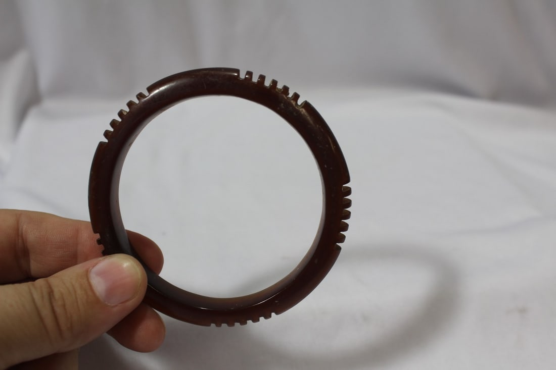 A Bakelite Bangle Bracelet - 6