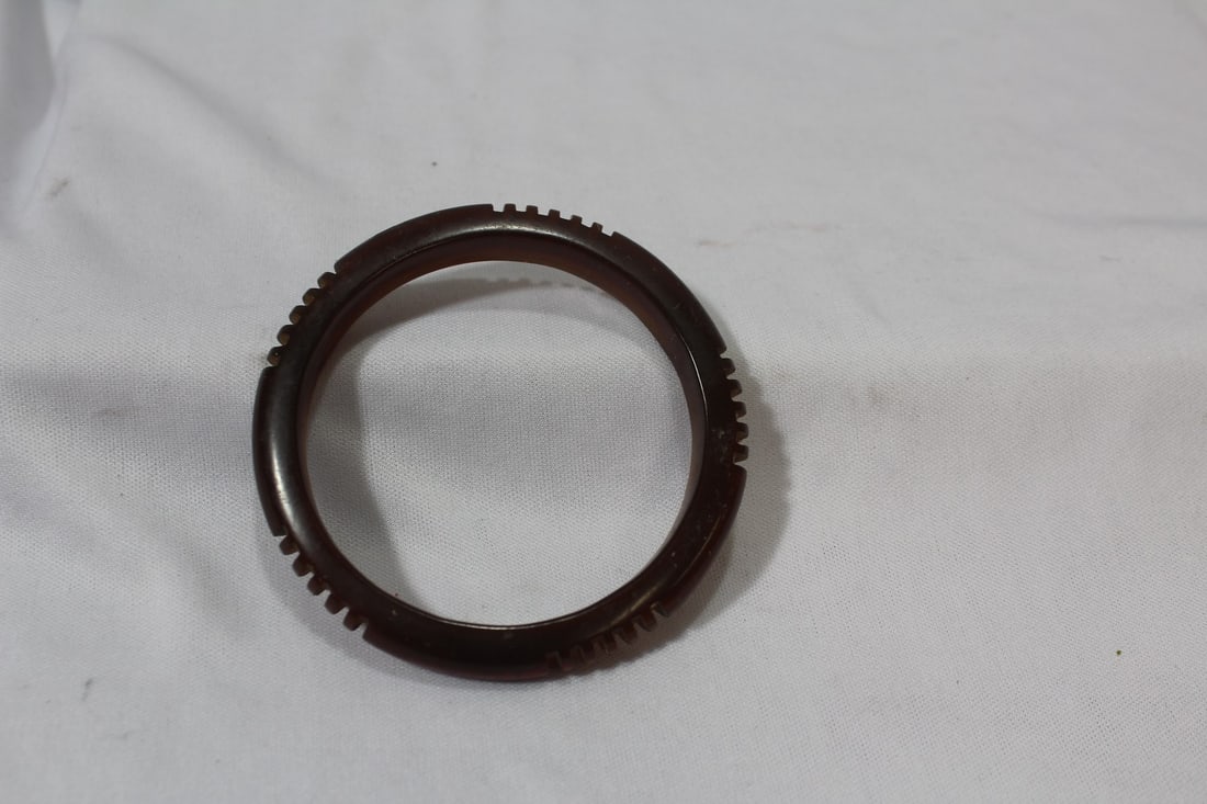 A Bakelite Bangle Bracelet - 7