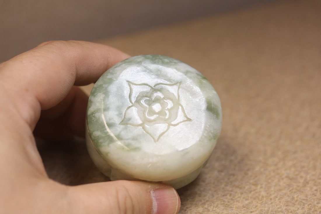 Chinese jade/hardstone box: 2" in diameter