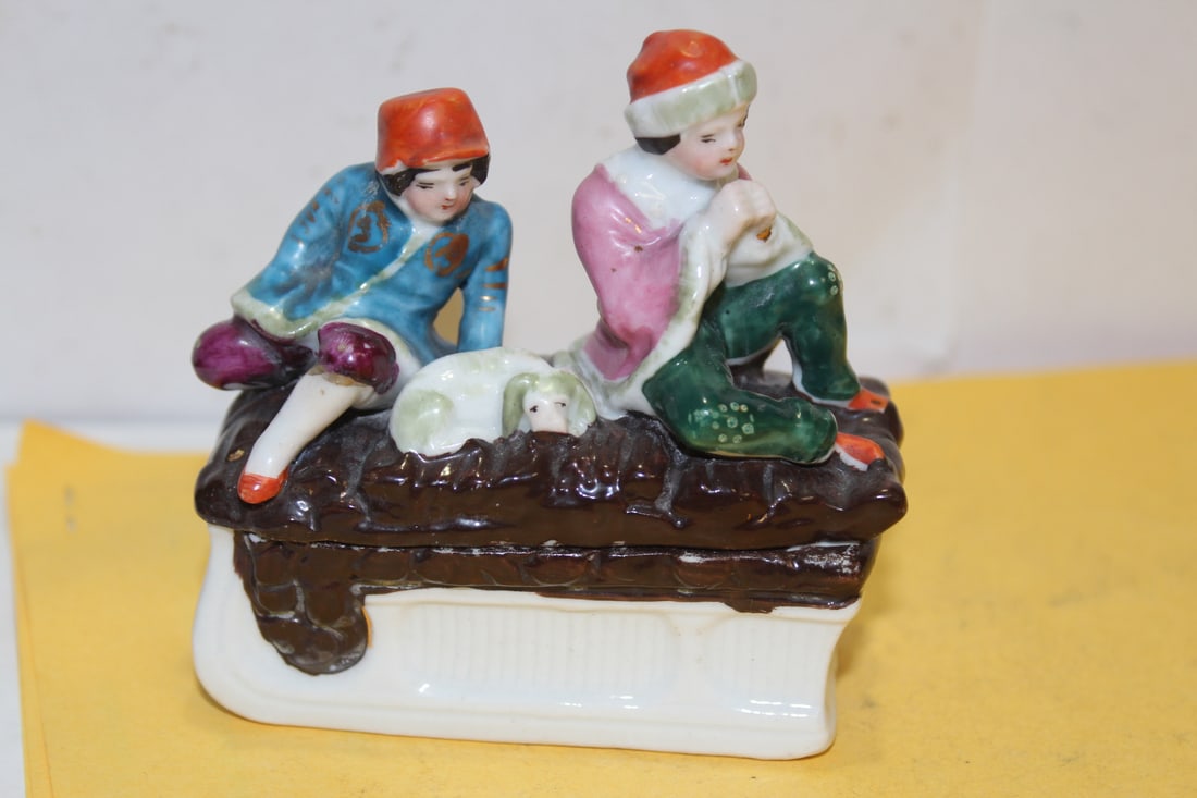 An Antique Ceramic Trinket Box: 3 1/4" wide