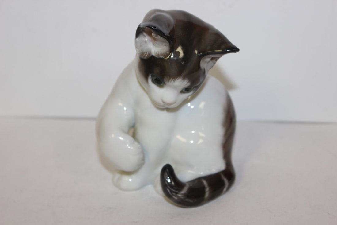 A Rosenthal Cat: 4 1/2" tall
