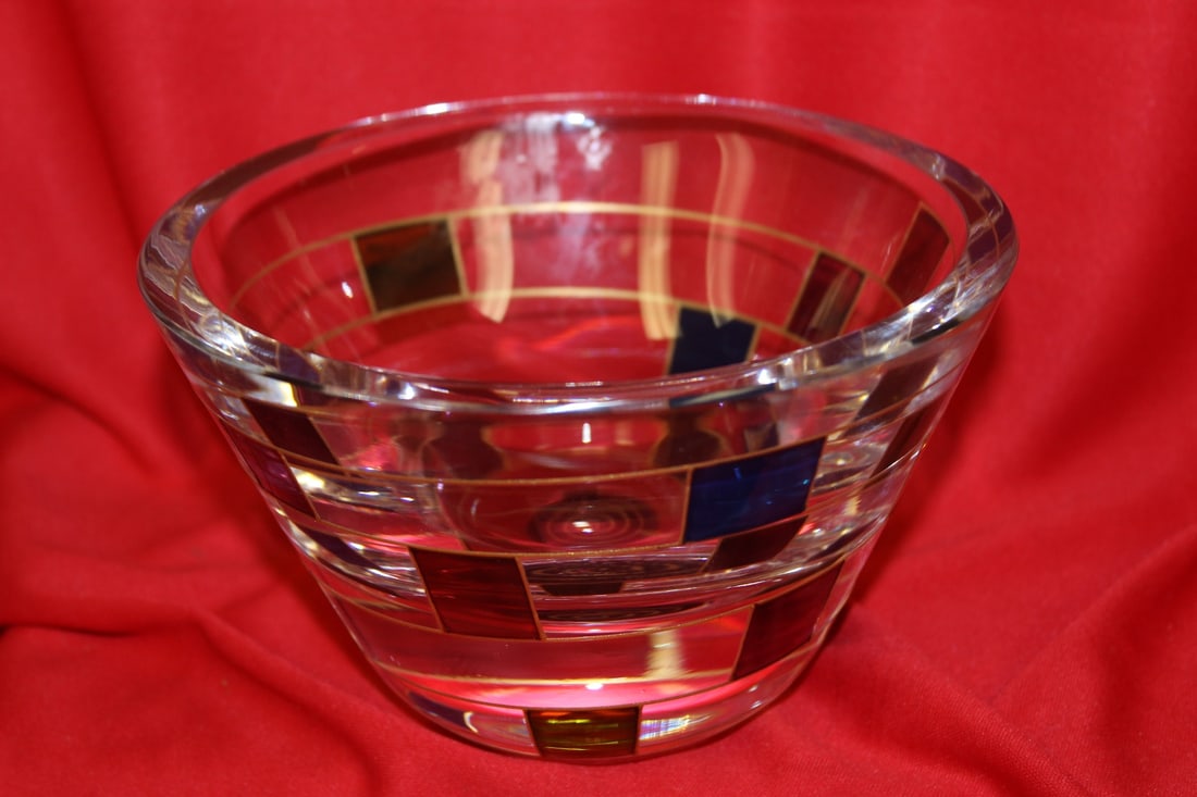 An Art Glass Bowl by Mindy Sand: Signed - 6 1/4" in diameter