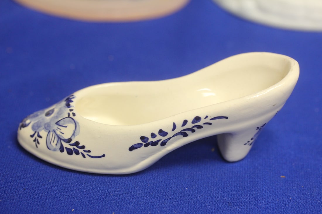 Delft Ceramic Shoe: 5 1/8" across