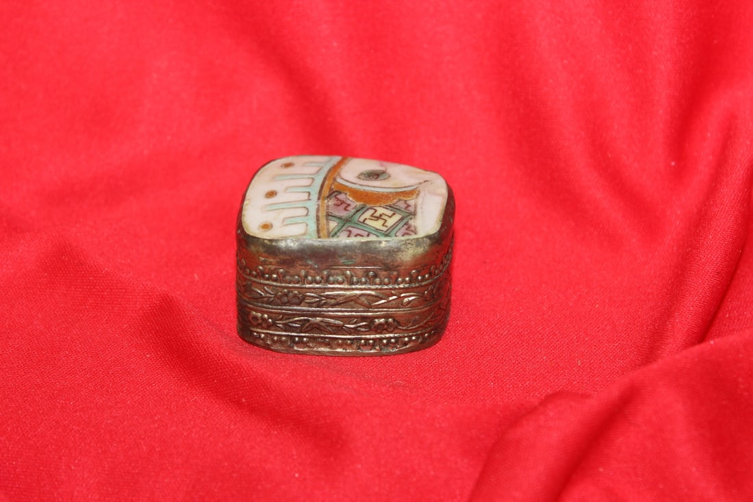 A Vintage Chinese Ceramic Top Trinket Box (1 of 4)