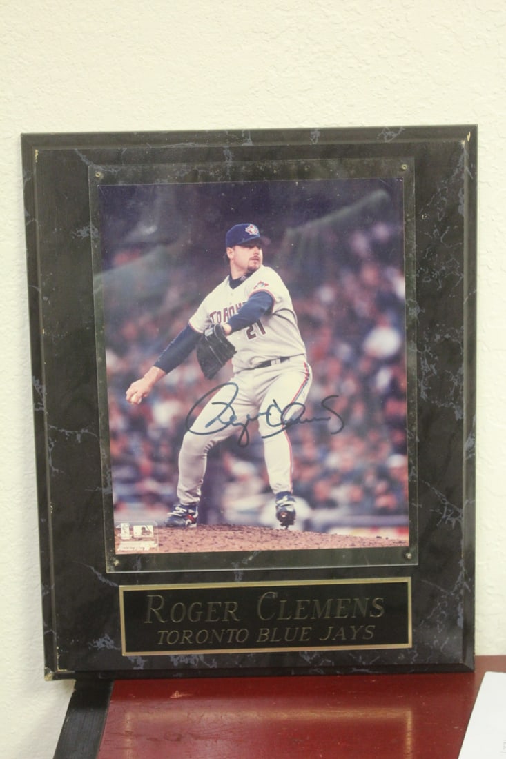 Roger Clemens Autograph Photograph (1 of 4)
