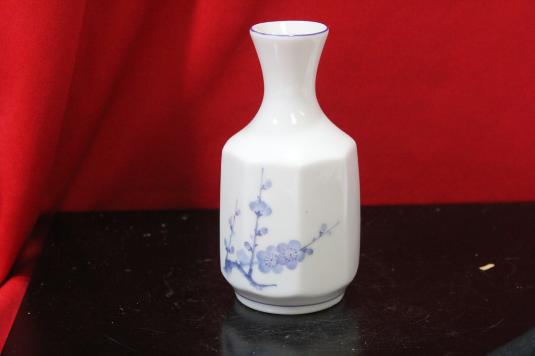 A Delta Airline Blue and White Advertising Vase: 4 3/4" tall
