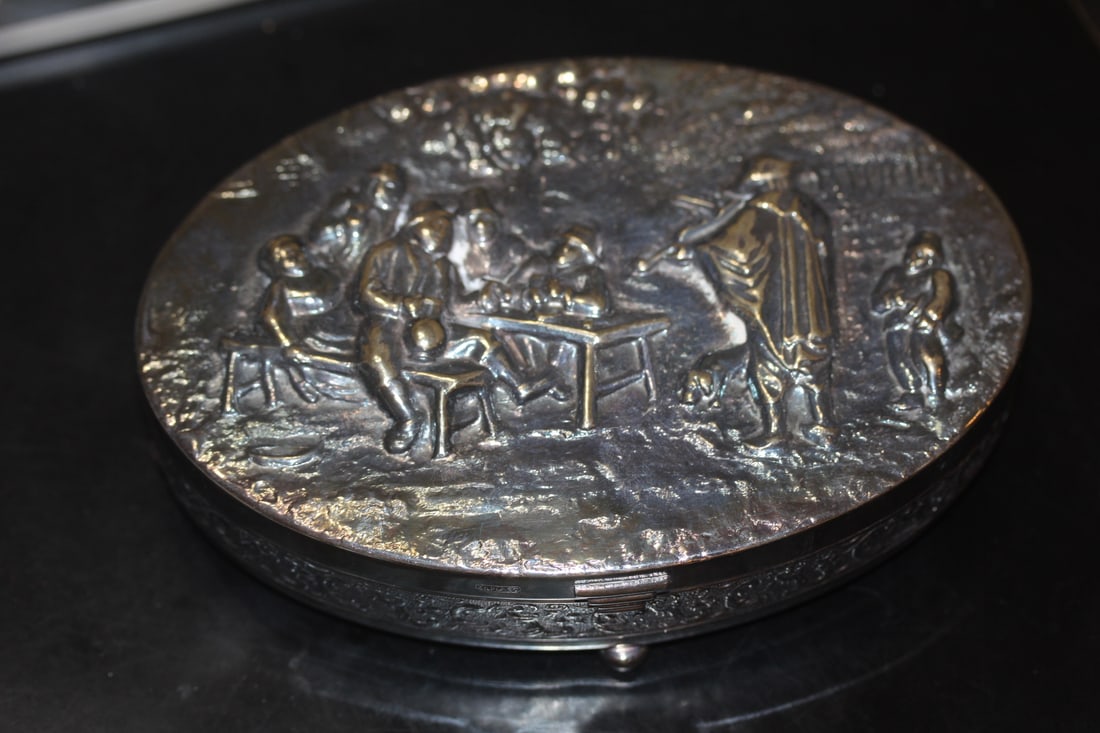 Zipla 90 Silverplated Repousse Box: Dutch scene - felted inside - 6" across