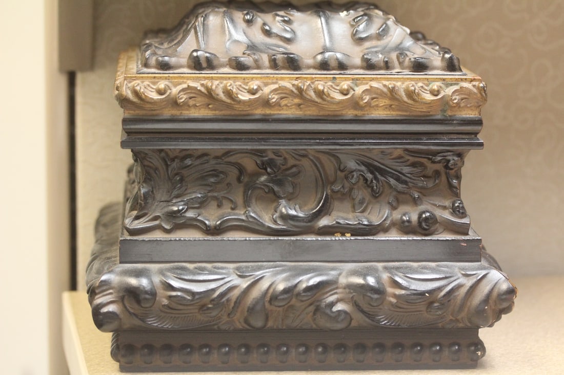 Wood Box? Top?: unknown piece/function - 8" tall x 9 1/8" wide - well carved