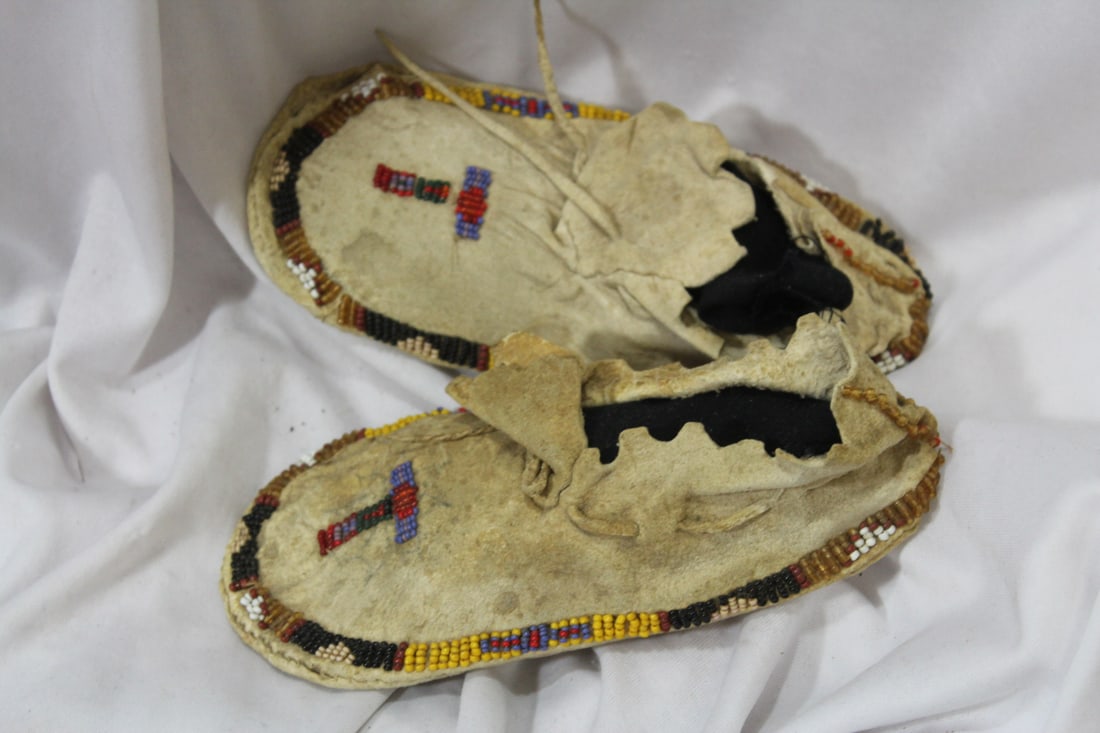 Vintage Native American Moccasin: for child - 6 3/4" across - nice bead work