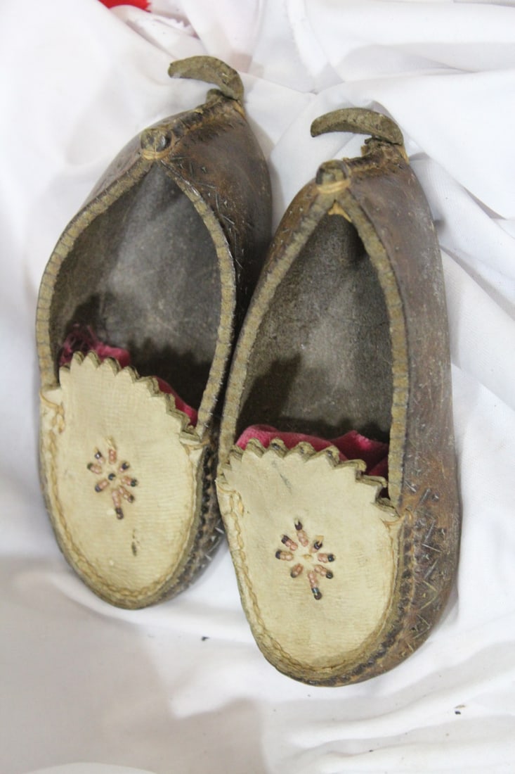 Vintage Native American Moccasin: for child - 6 1/4" across