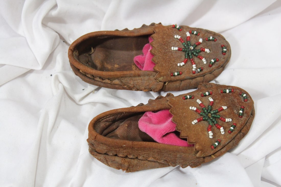 Vintage Native American Moccasin: please note: worn/torn - 5" across