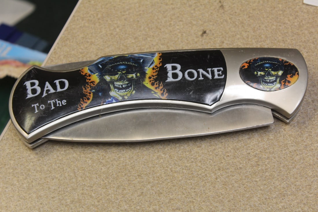 Huge Pocket Knife: 9 3/4" across when folded