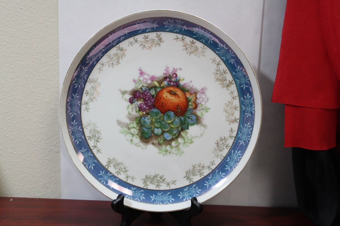 A Japanese Fruit Plate: 10 1/4" in diameter