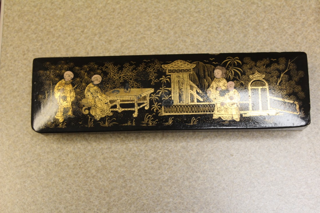 Chinese Export Lacquer Box: 19th century - 7 3/4" long