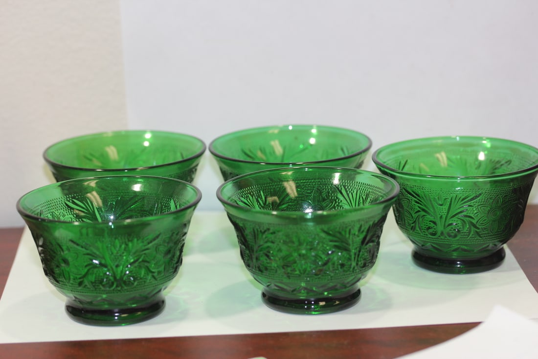 Lot of 5 Green Pressed Glass Bowls (1 of 6)