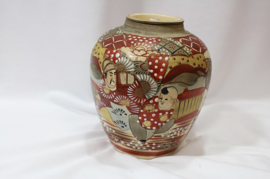 A Satsuma Jar: 5 3/4" tall