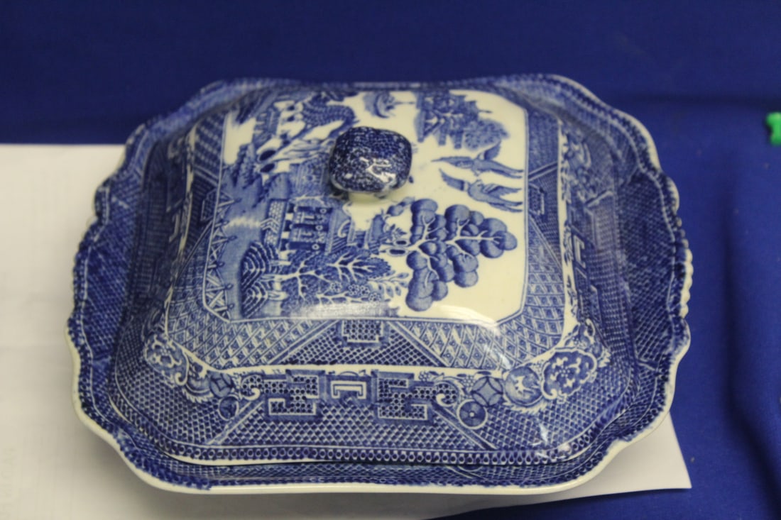 Willow Royal Venton Blue and White Taureen: with Lid - 8 3/4" in diameter