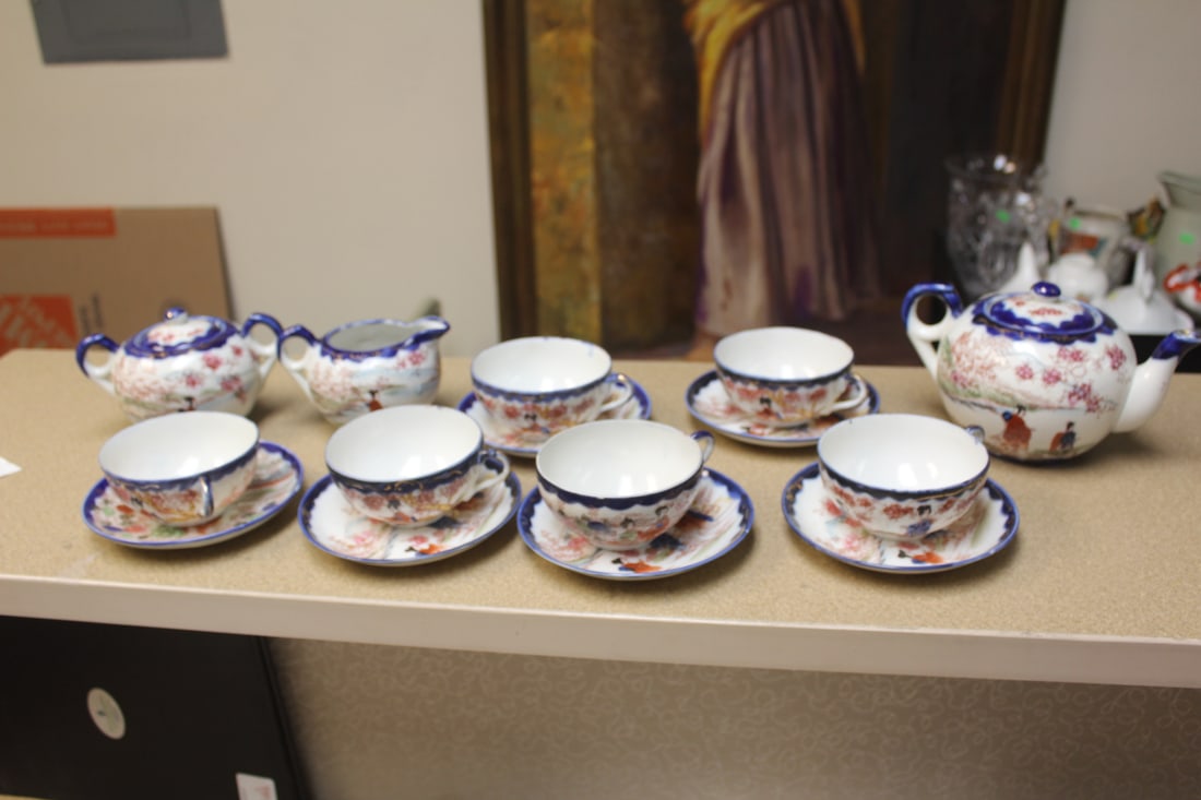 Kutani Geisha Girl Teaset: teapot= 7 1/8" wide