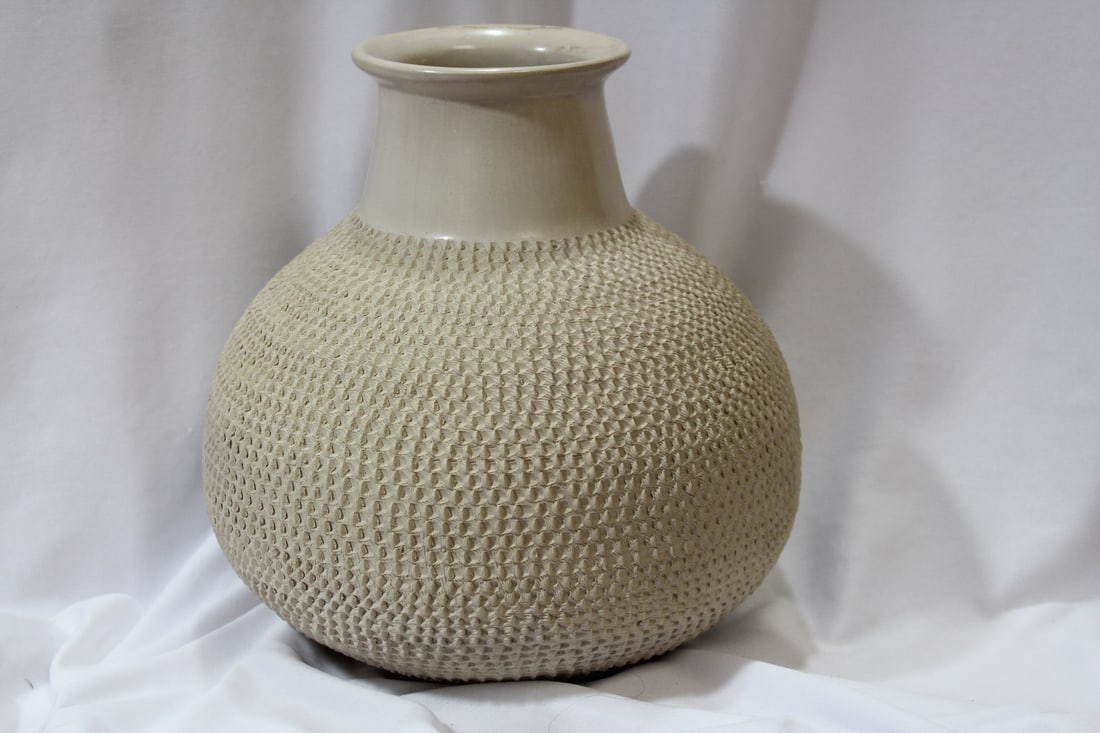 Master Carver Alonso Sandoval Pottery: Mexican pottery - rare - 10 1/2" tall x 8" wide