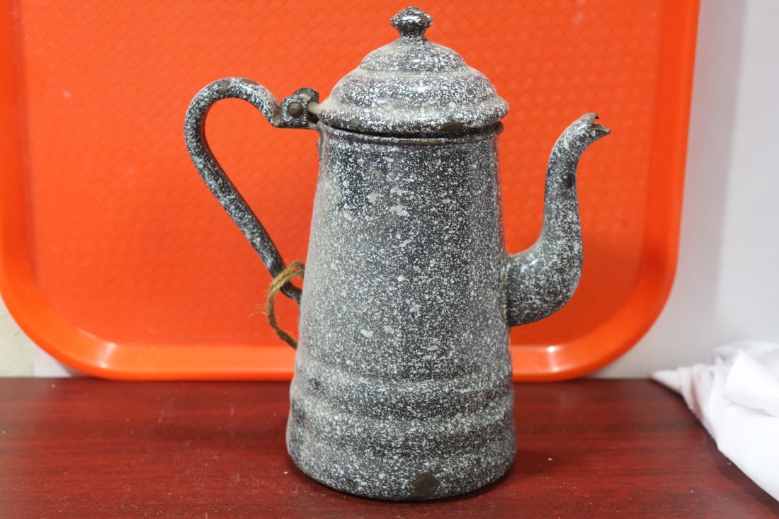 A Vintage Farmhouse Enamel Kettle Or Pot: 8 1/4" tall
