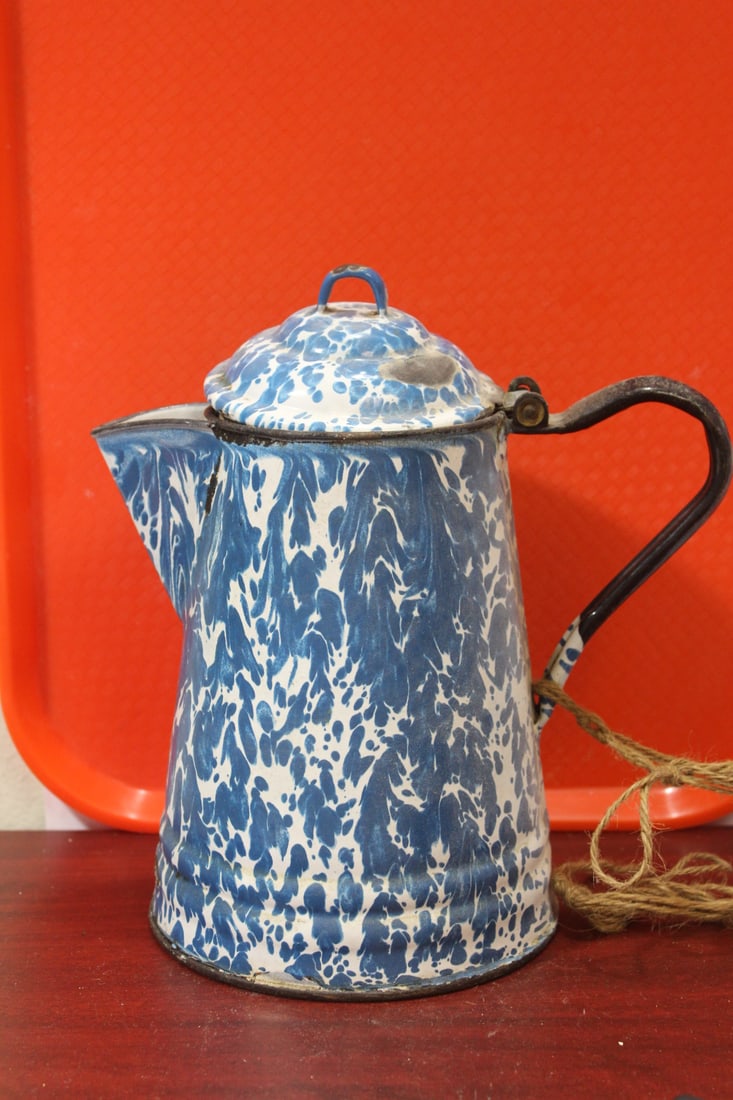 A Vintage Farmhouse Enamel Coffee Pot: 10 1/8" tall