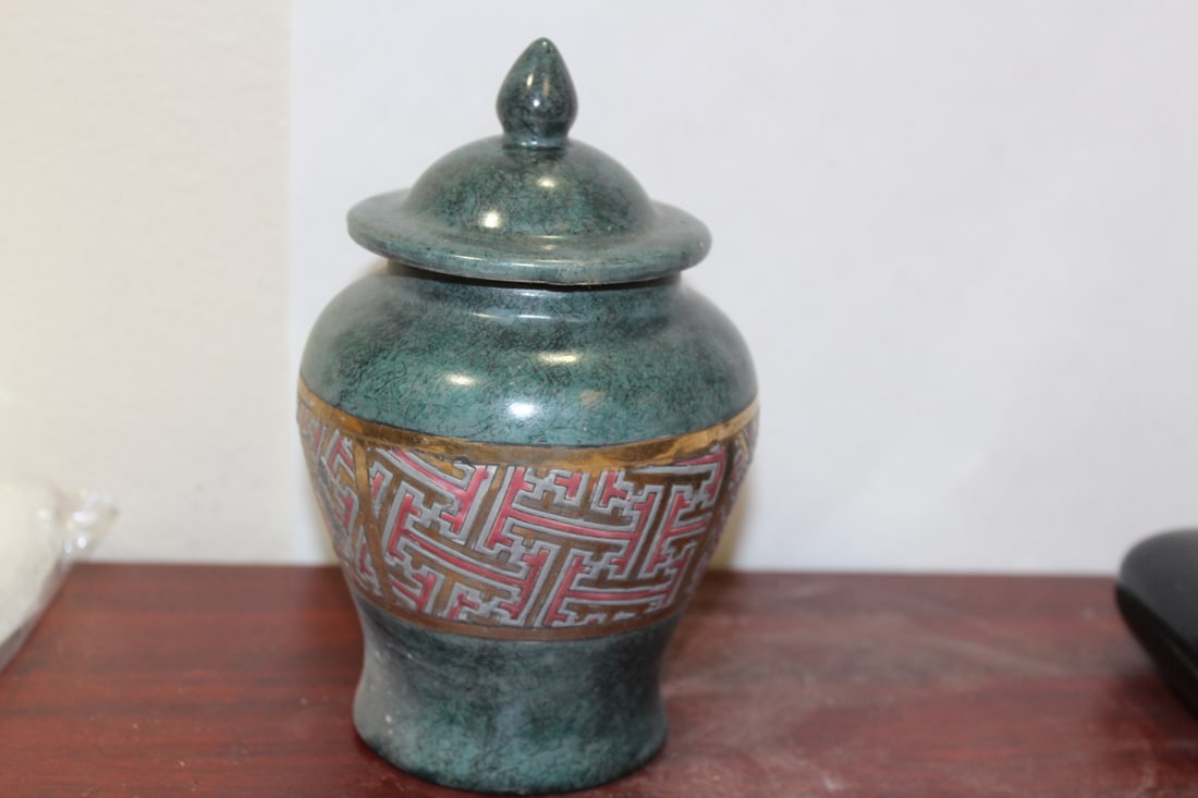 A Decorative Oriental Ceramic Jar: 7" tall