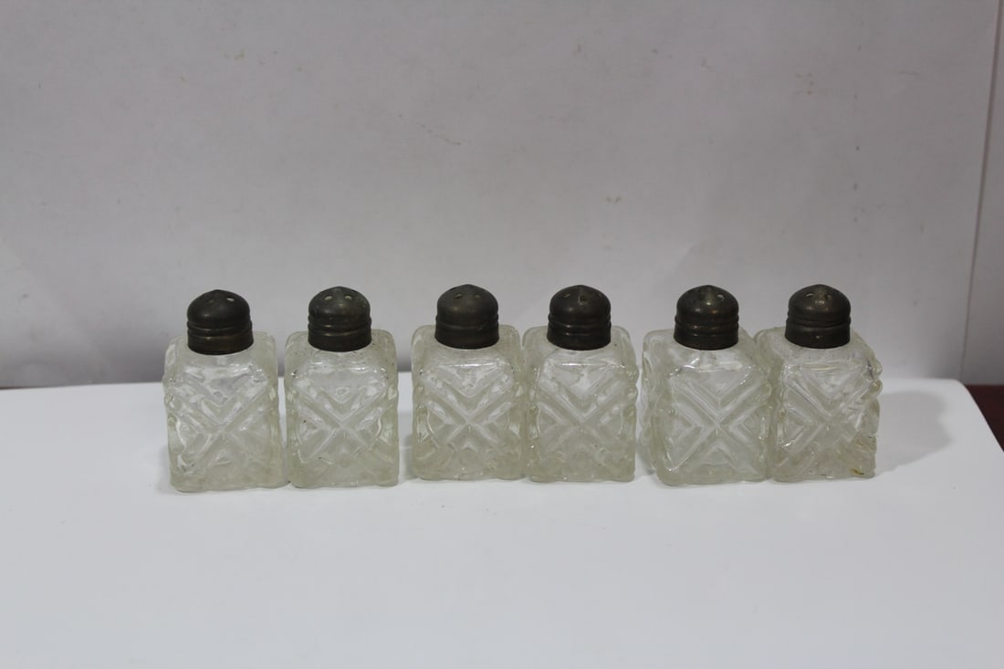 a Lot of 6 Salt and Pepper Shakers: 1 7/8" tall