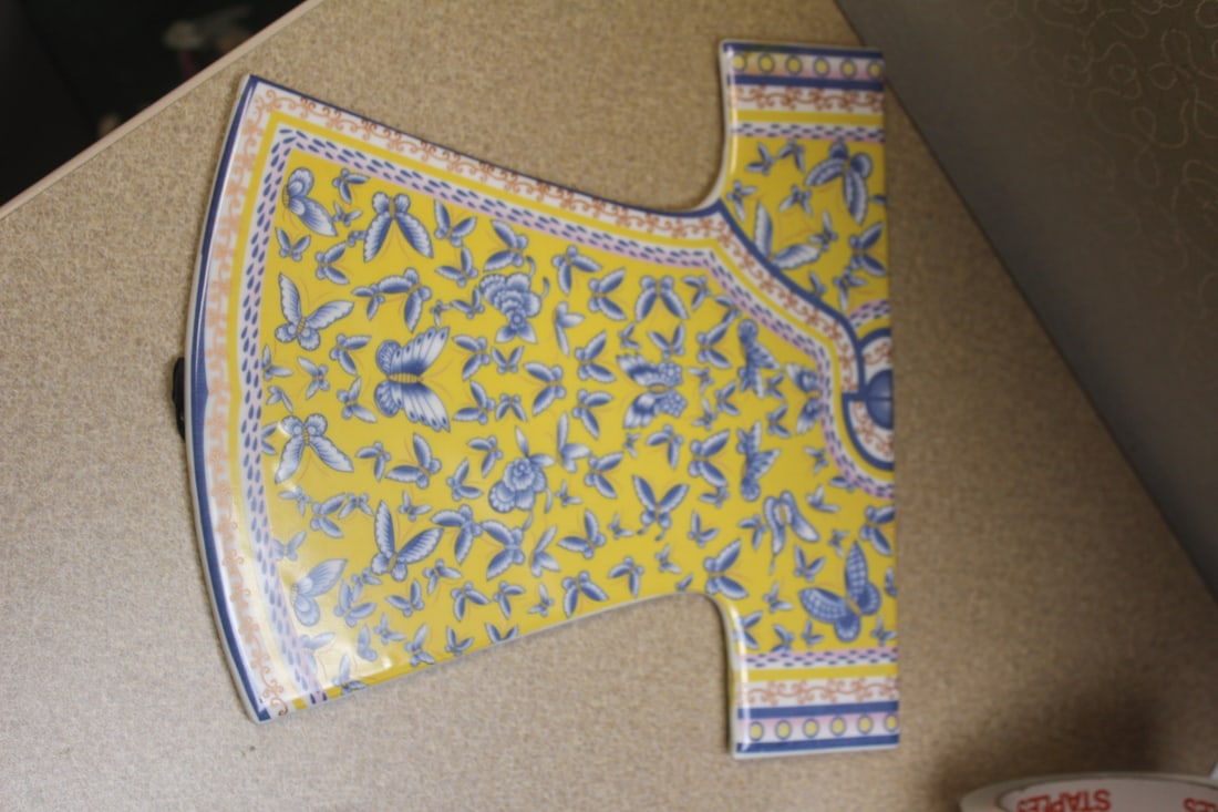 Chinese Motif Porcelain Wall Hanger: 9 7/8" long