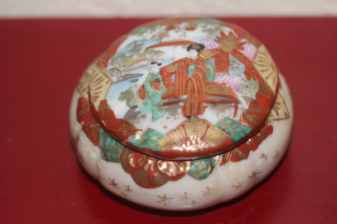 Japanese Geisha Girl Trinket Box: signed - 3 1/4" in diameter