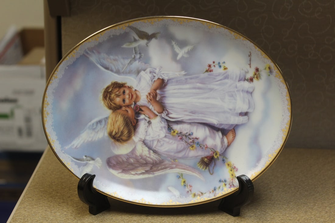 Sandra Kuck Oval Collector's Plate: first issue - limited collection - 8 3/4" in diameter