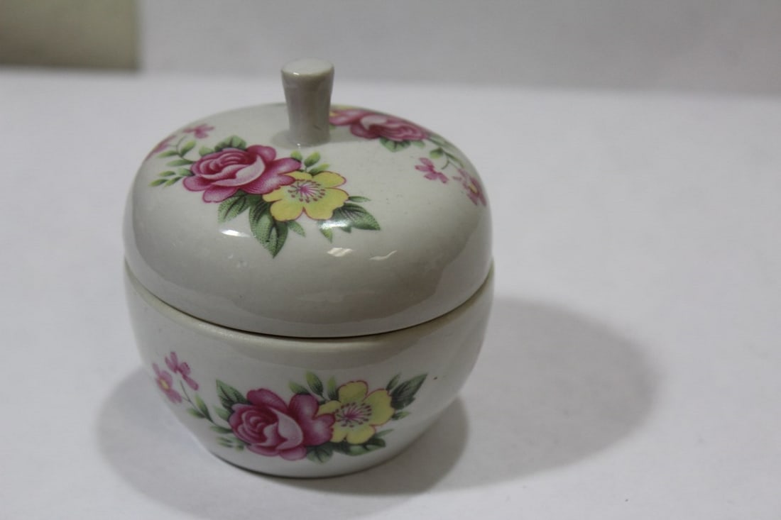 An Apple Form Ceramic Trinket Box: 3 1/2" tall