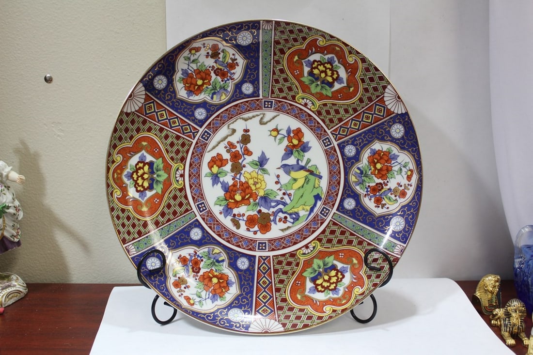 A Large Signed Japanese Imari Charger: 14 1/8" in diameter