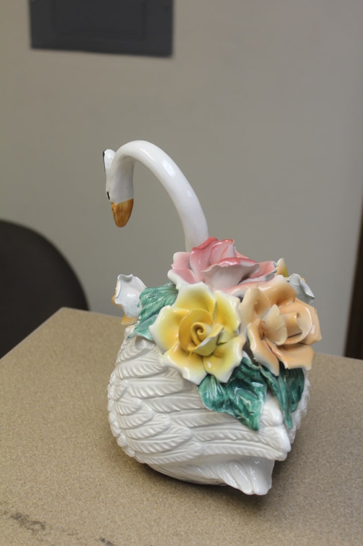 Capodemonte Swan - 2