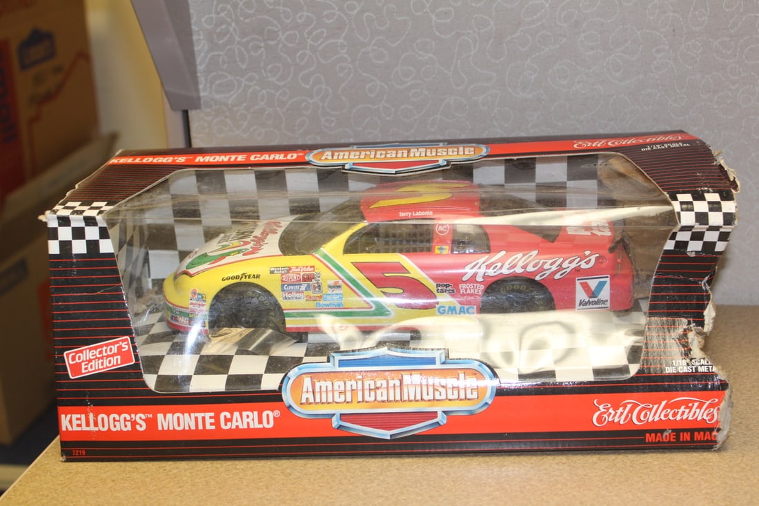 American MuscleDise Cast Model: Kellog's number 5 - 1/18 scale - please note: box in bad shape