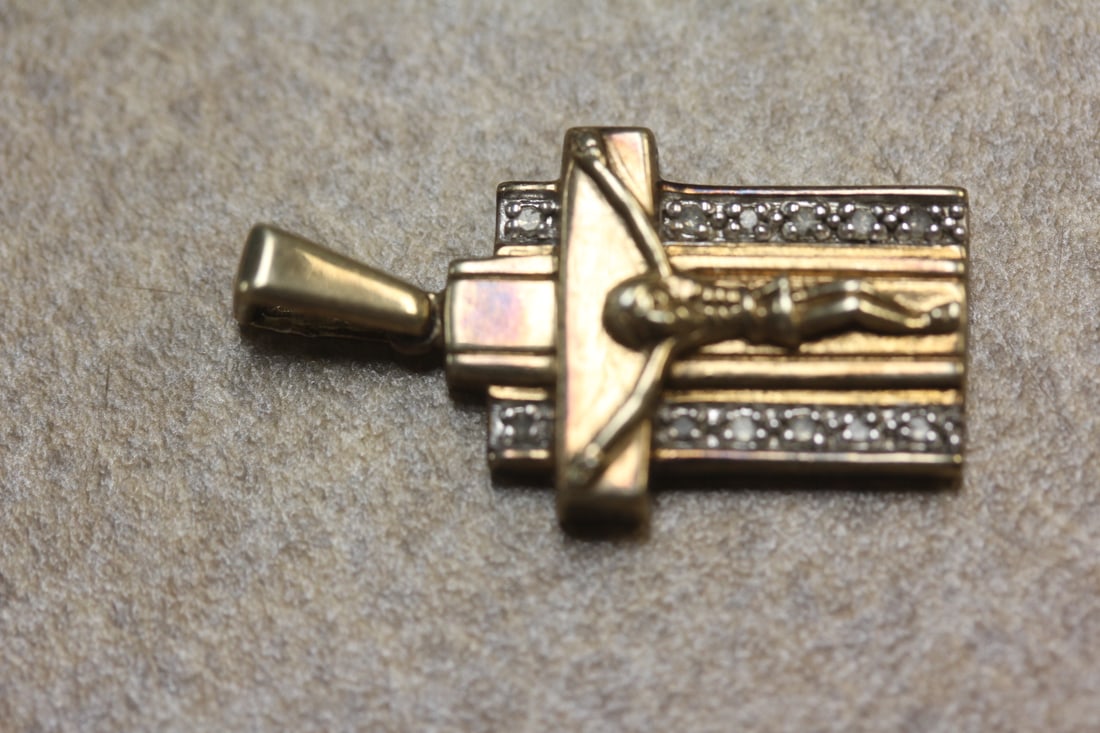 Marked Seta Sterling Cross Pendant: also marked 925