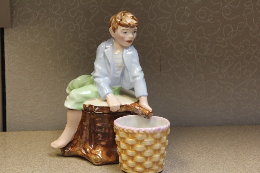 Austrian Ceramic Planter: can also be used as a box or hideout - 7 1/2" tall