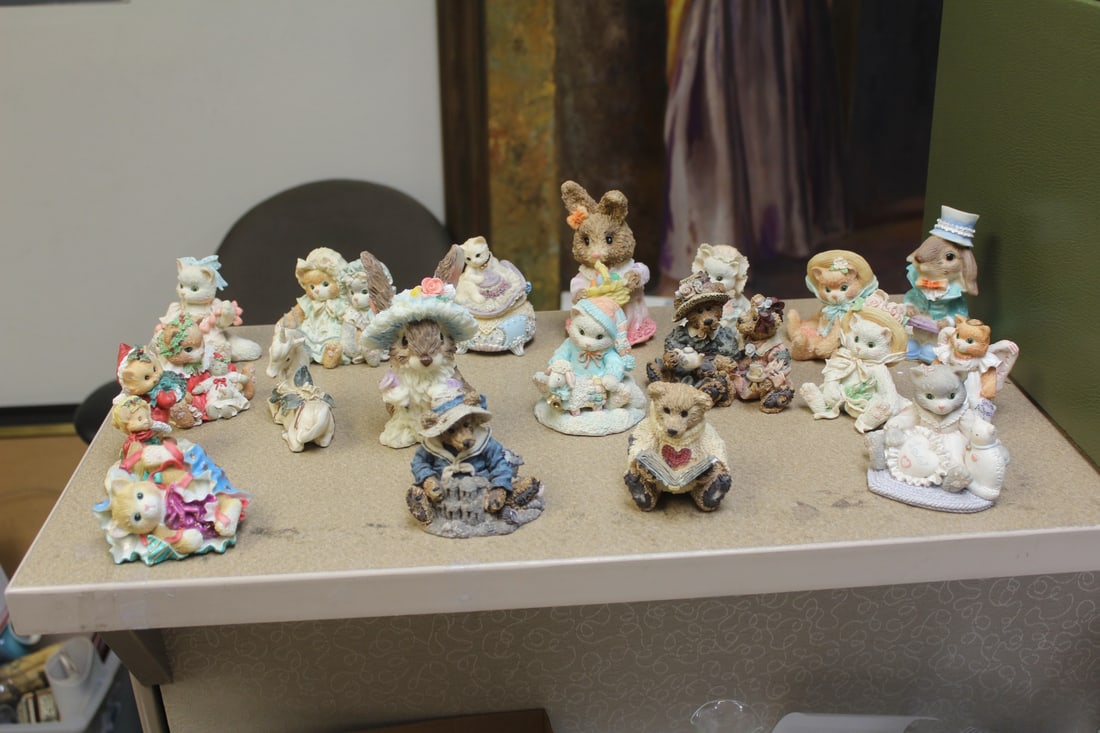Lot of 19 Various Figurines (1 of 10)