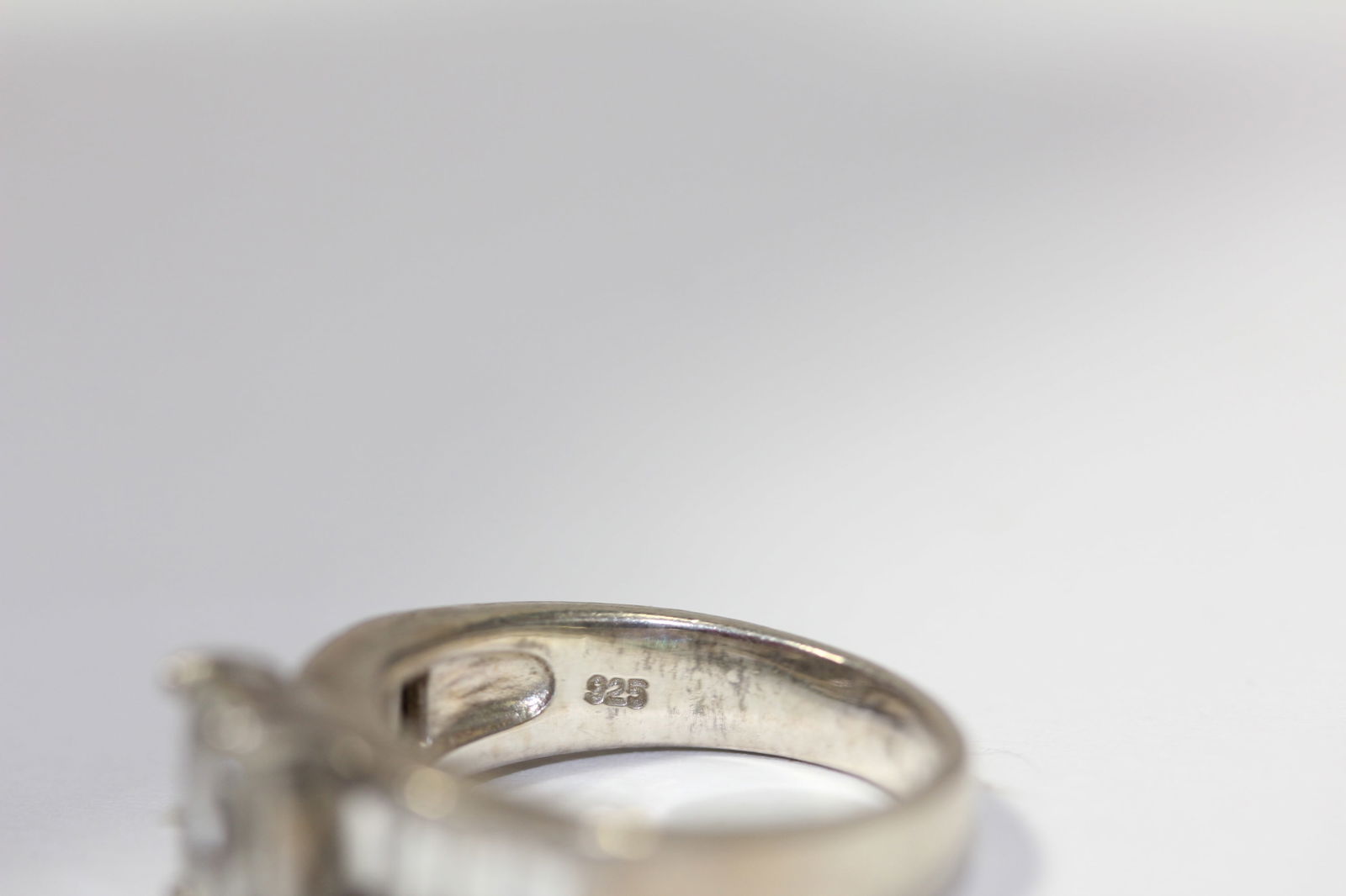 A Sterling and Stone Ring - 5