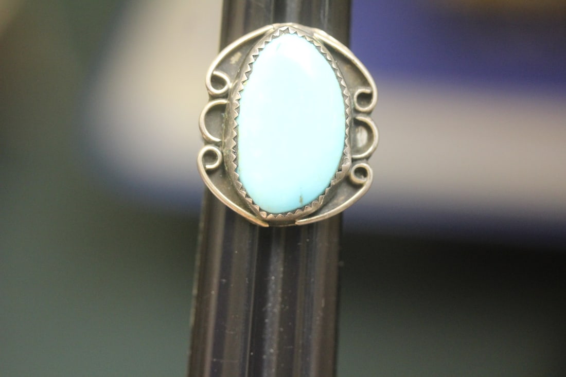 Sterling and Turquoise Ring: possibly Native American - turquoise=larger size