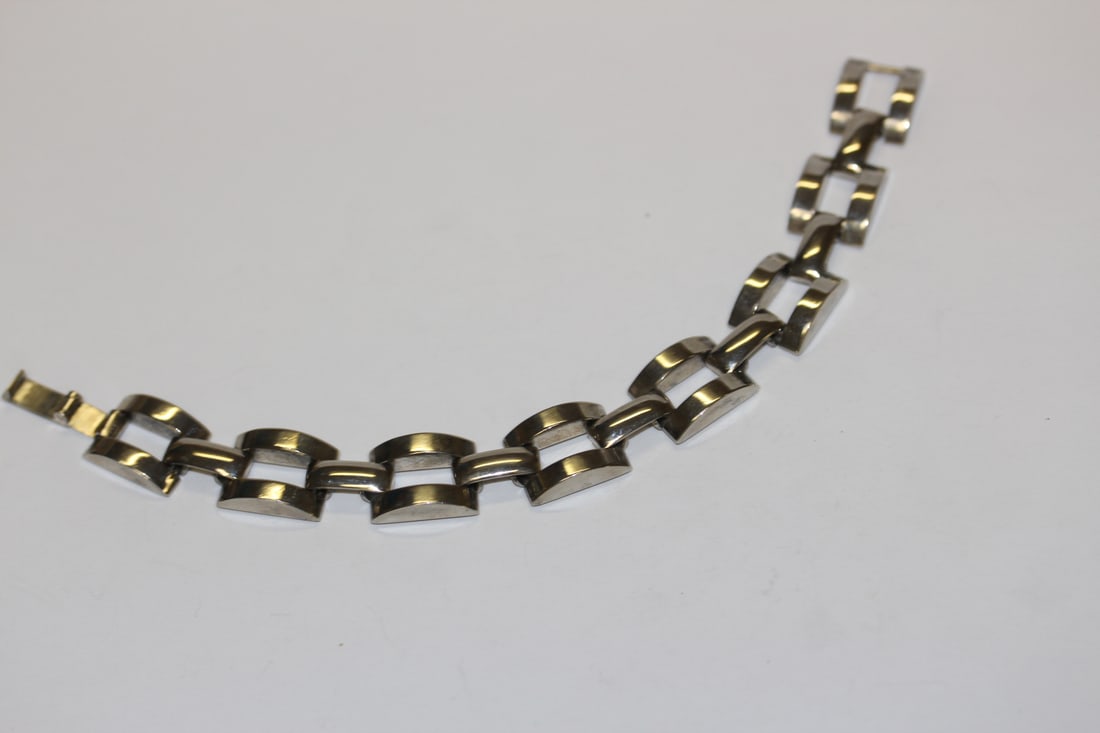 A Sterling Retro Design Bracelet: 7" long when unclasped