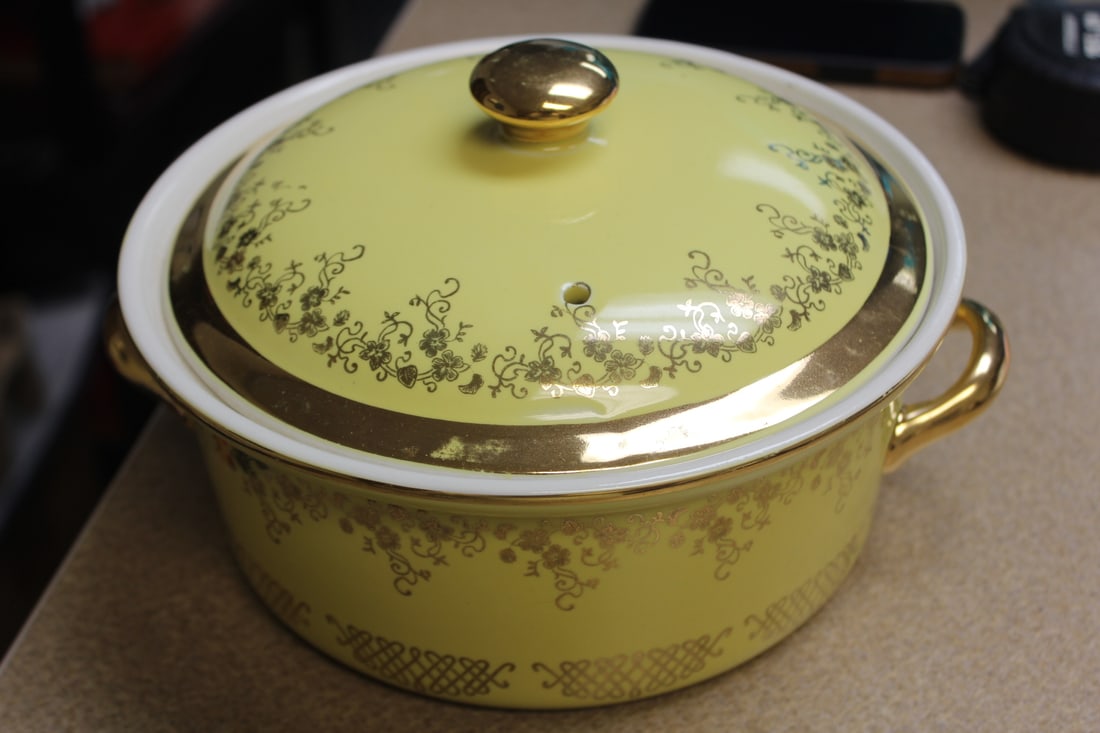 Hall's Casserole Dish: handle to handle approximately 9" across