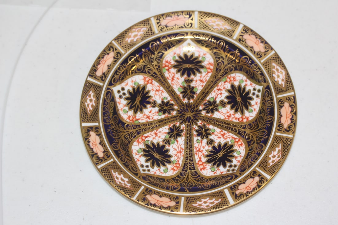 Royal Crown Derby Imari Bread Plate: 7 inches in diameter