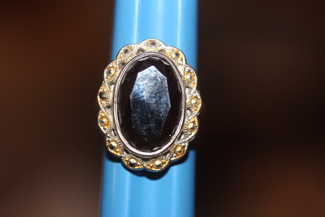 Sterling and Gemstone Ring: nicely designed