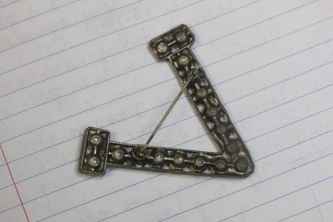 Rhinestone V Brooch - 2