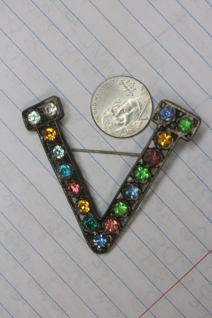 Rhinestone V Brooch - 3