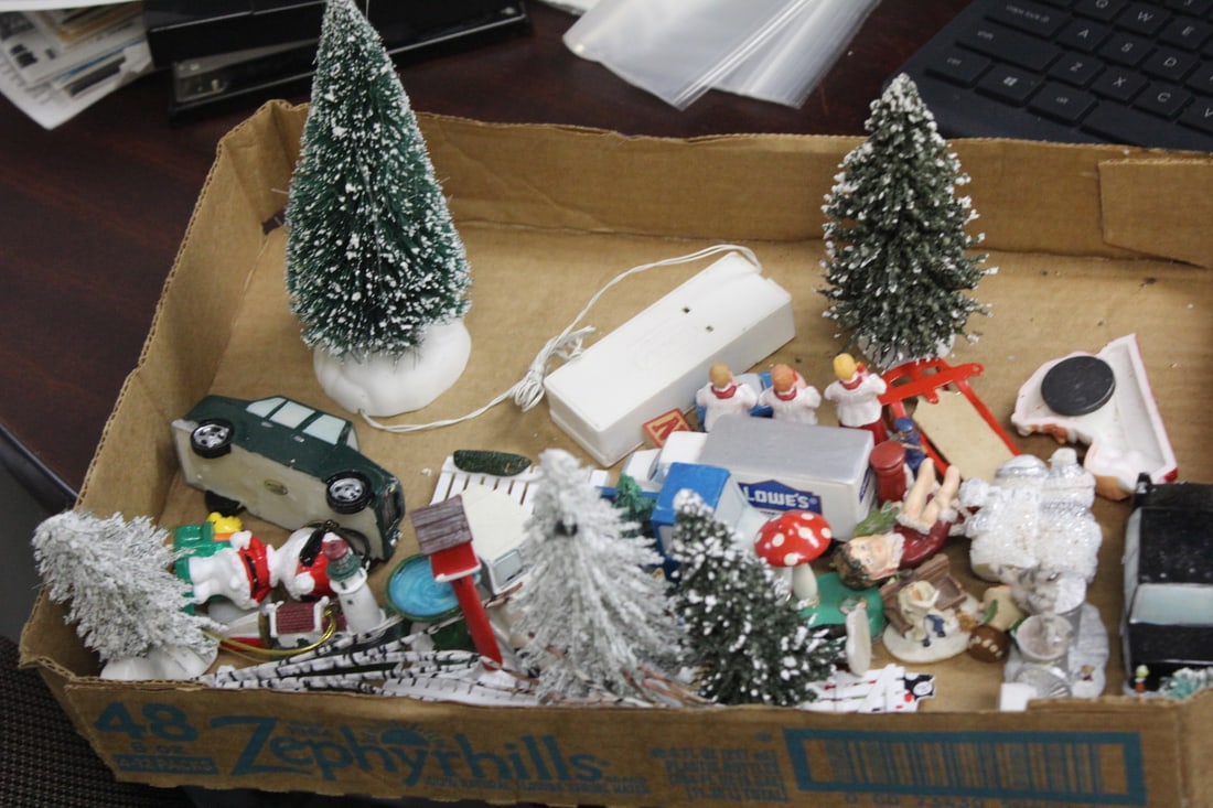 Lot of Christmas or Related Items (1 of 6)