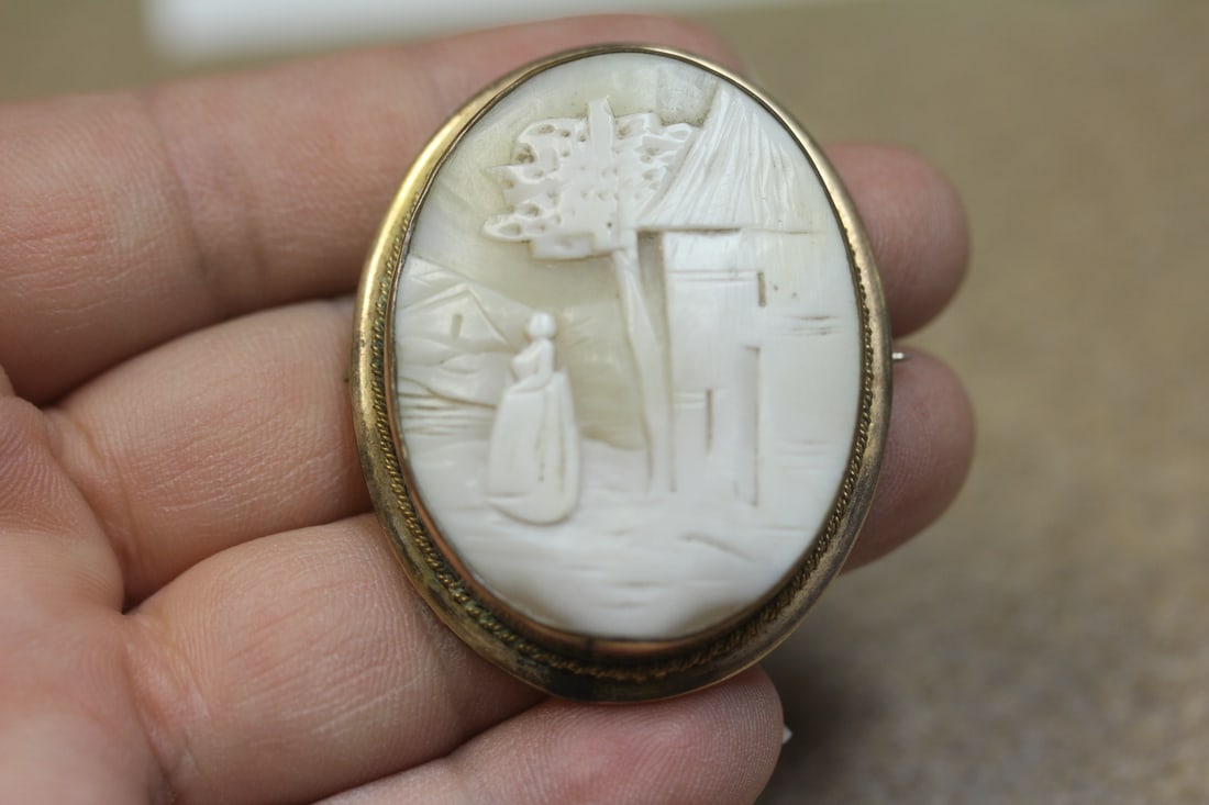Victorian Gold Filled Cameo Pin: nice size