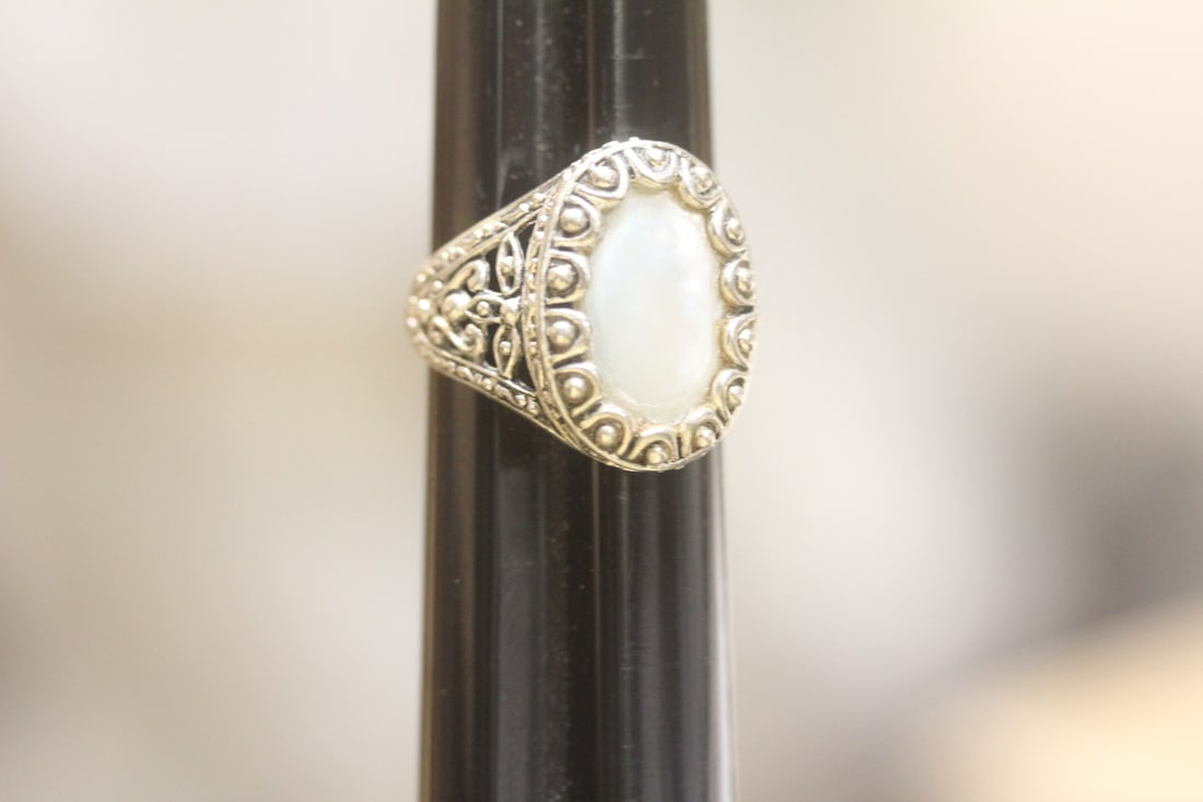 Sterling and Mother of Pearl Ring: marked 925